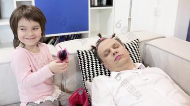 女儿使有趣的睡觉父亲